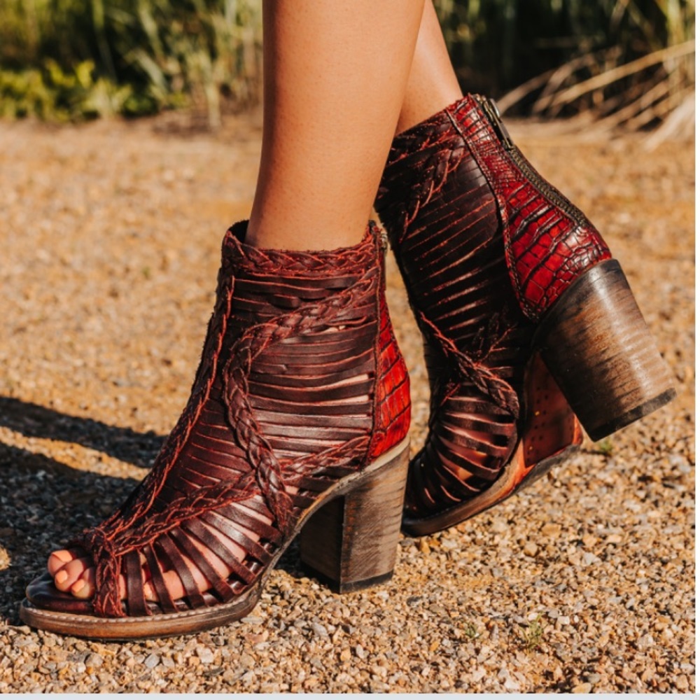 Freebird Bela heeled sandal (wine multi) size 9